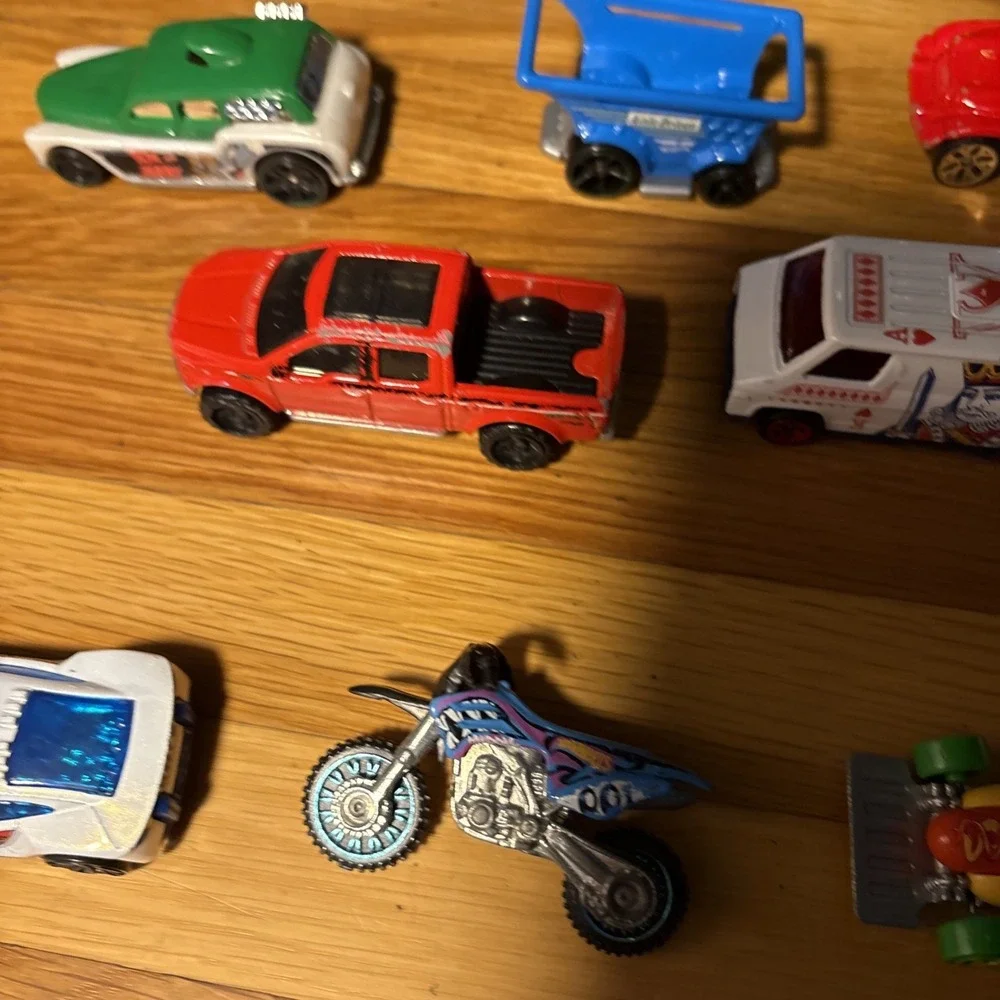 Lot Of 35 Hot Wheels/Matchbox diecast toy cars, trucks, buses